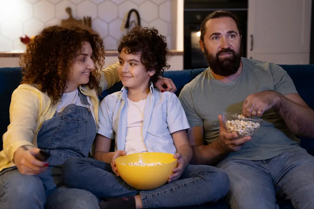 Familia disfrutando de streaming IPTV en casa con PowerIPTV